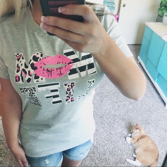 Mom life Lips and Leopard tee - Picture 3 of 3